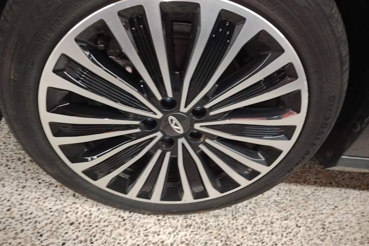 Used Chery Fengyun A8L 2025 1.5 TGDI 145 km Luxury Version Left Front Wheel Hub