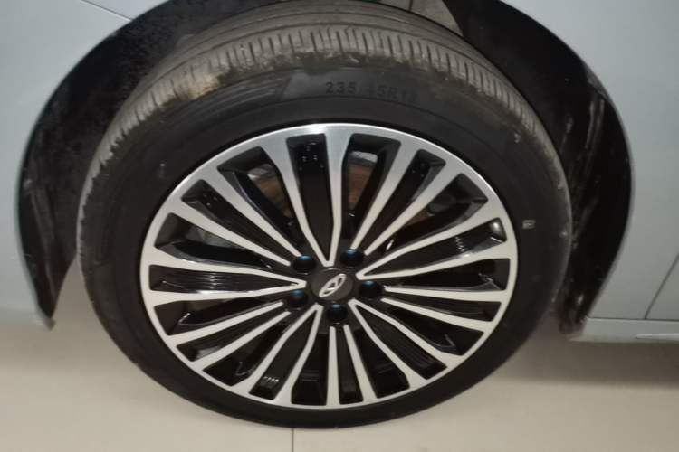 Used Chery Fengyun A8L 2025 1.5 TGDI 145 km Luxury Version Left Front Wheel Hub