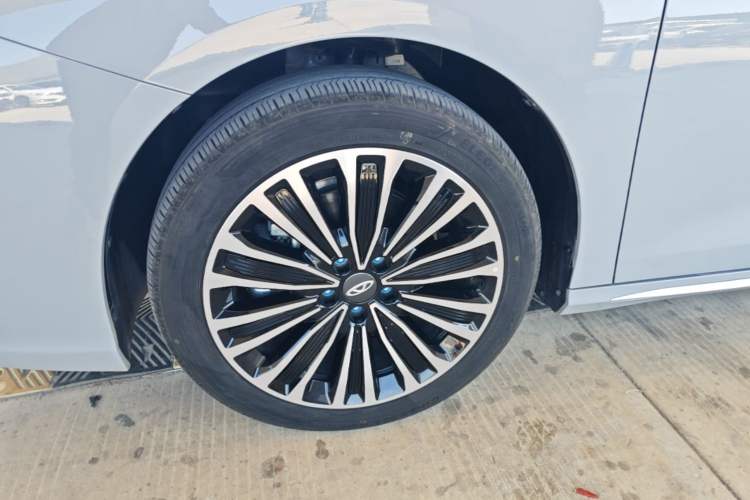 Used Chery Fengyun A8L 2025 1.5 TGDI 145 km Luxury Version Left Front Wheel Hub