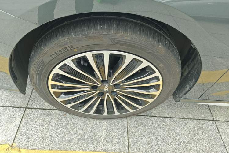 Used Chery Fengyun A8L 2025 1.5 TGDI 145 km Luxury Version Left Front Wheel Hub