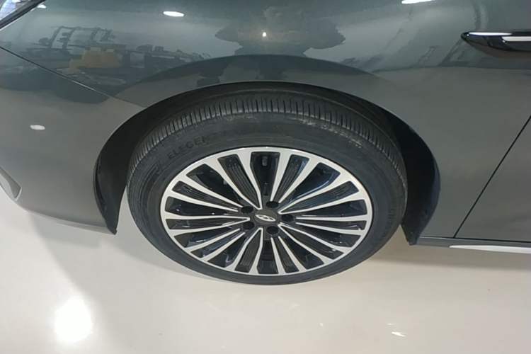 Used Chery Fengyun A8L 2025 1.5 TGDI 145 km Luxury Version Left Front Wheel Hub