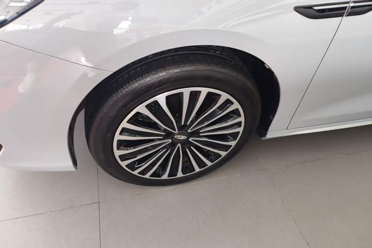 Used Chery Fengyun A8L 2025 1.5 TGDI 145 km Luxury Version Left Front Wheel Hub