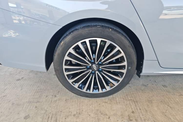 Used Chery Fengyun A8L 2025 1.5 TGDI 145 km Luxury Version Right Rear Wheel Hub