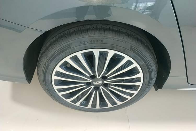 Used Chery Fengyun A8L 2025 1.5 TGDI 145 km Luxury Version Right Rear Wheel Hub
