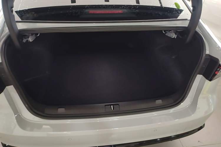 Used Chery Fengyun A8L 2025 1.5 TGDI 145 km Luxury Version Trunk