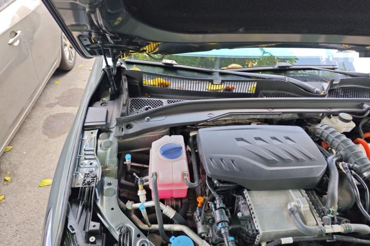 Used Chery Fengyun A8L 2025 1.5 TGDI 145 km Standard Version Engine Bay Right