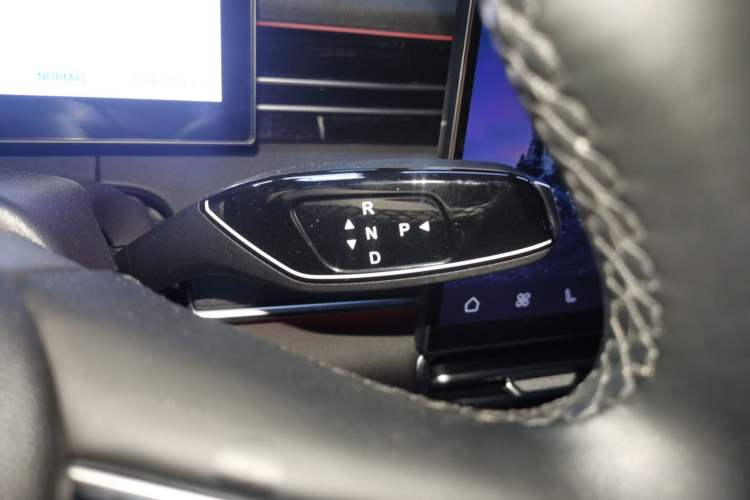 Used Chery Fengyun A8L 2025 1.5 TGDI 145 km Luxury Version Gear Lever