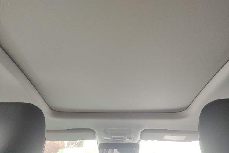 Used Chery Fengyun A8L 2025 1.5 TGDI 145 km Luxury Version Headliner