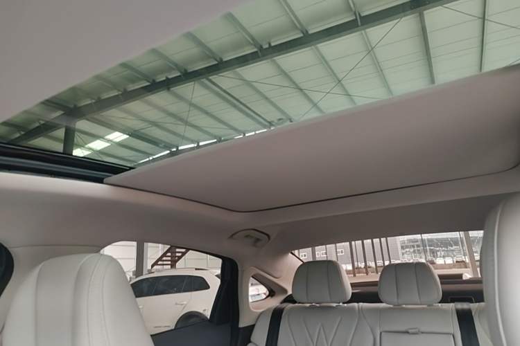 Used Chery Fengyun A8L 2025 1.5 TGDI 145 km Luxury Version Headliner