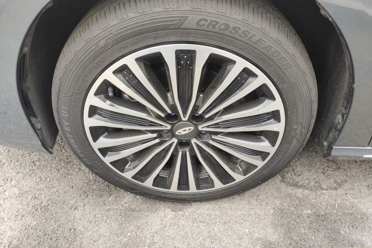 Used Chery Fengyun A8L 2025 1.5 TGDI 145 km Luxury Version Left Front Wheel Hub