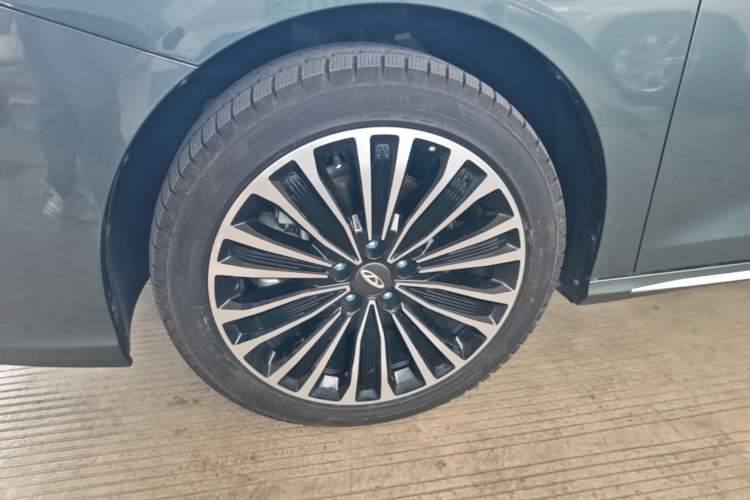 Used Chery Fengyun A8L 2025 1.5 TGDI 145 km Luxury Version Left Front Wheel Hub