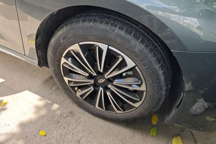Used Chery Fengyun A8L 2025 1.5 TGDI 145 km Standard Version Right Front Wheel Hub