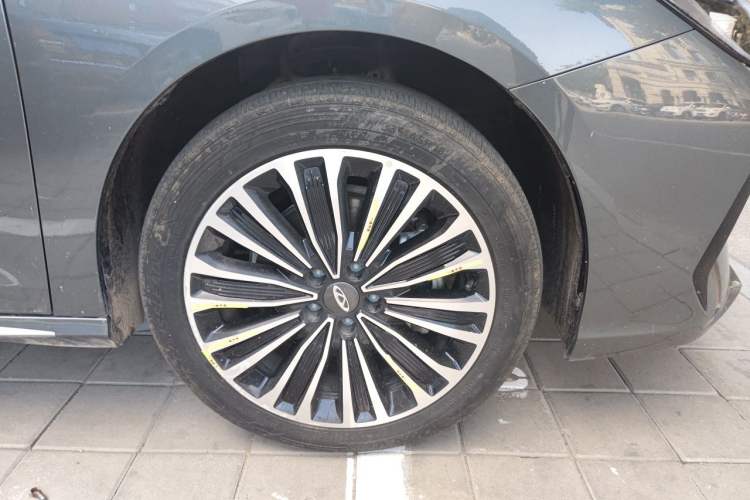 Used Chery Fengyun A8L 2025 1.5 TGDI 145 km Luxury Version Right Front Wheel Hub
