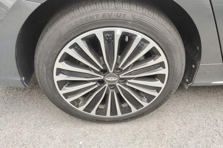 Used Chery Fengyun A8L 2025 1.5 TGDI 145 km Luxury Version Right Rear Wheel Hub