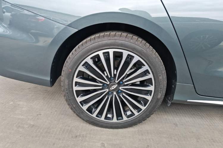 Used Chery Fengyun A8L 2025 1.5 TGDI 145 km Luxury Version Right Rear Wheel Hub