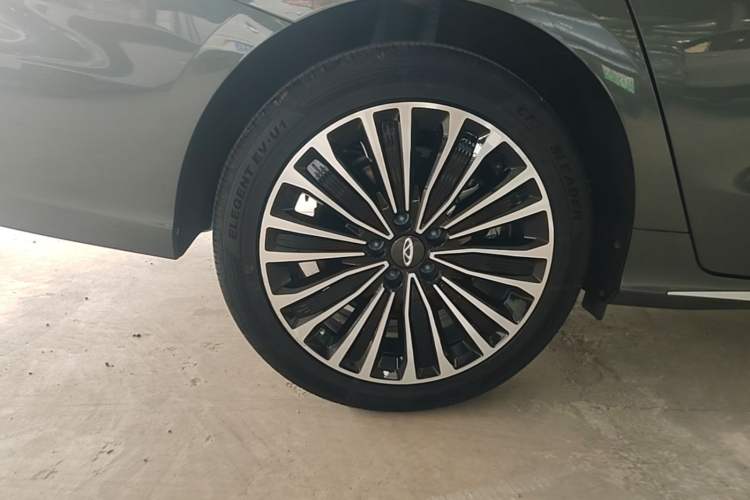 Used Chery Fengyun A8L 2025 1.5 TGDI 145 km Luxury Version Right Rear Wheel Hub