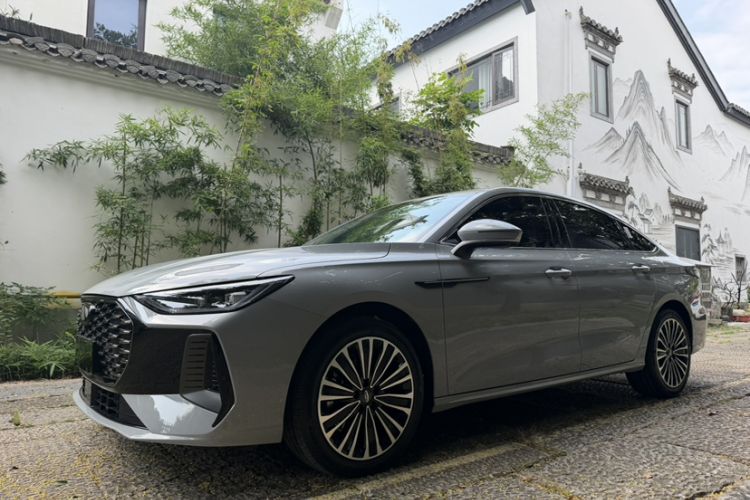 Chery Fengyun A8L 2025 1.5 TGDI 145 km Luxury Version