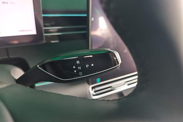 Used Chery Fengyun A8L 2025 1.5 TGDI 145 km Luxury Version Gear Lever