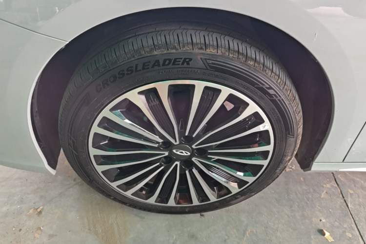Used Chery Fengyun A8L 2025 1.5 TGDI 145 km Luxury Version Left Front Wheel Hub