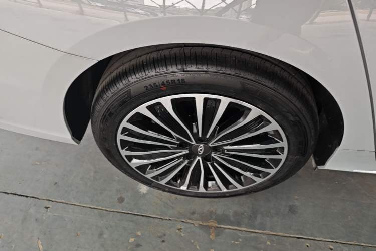 Used Chery Fengyun A8L 2025 1.5 TGDI 145 km Luxury Version Right Rear Wheel Hub