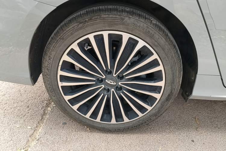 Used Chery Fengyun A8L 2025 1.5 TGDI 145 km Luxury Version Right Rear Wheel Hub