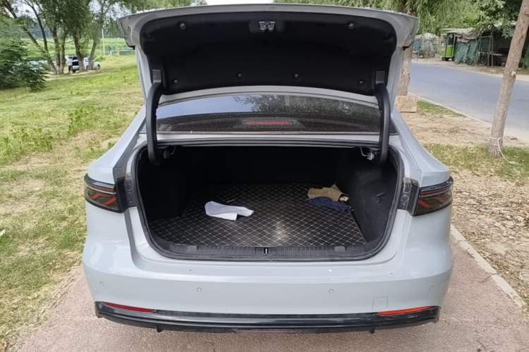Used Chery Fengyun A8L 2025 1.5 TGDI 145 km Luxury Version Trunk