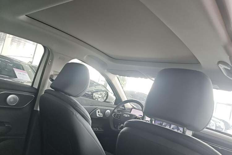 Used Chery Fengyun A8L 2025 1.5 TGDI 145 km Luxury Version Headliner