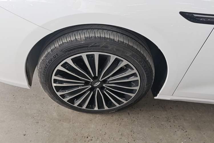 Used Chery Fengyun A8L 2025 1.5 TGDI 145 km Luxury Version Left Front Wheel Hub