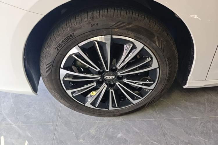 Used Chery Fengyun A8L 2025 1.5L 70km Standard Version Left Front Wheel Hub