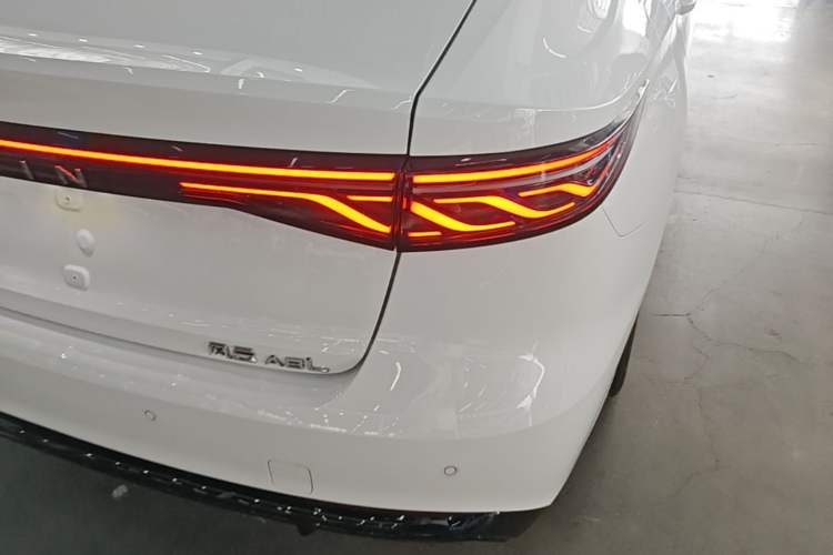 Used Chery Fengyun A8L 2025 1.5 TGDI 145 km Luxury Version Right Rear Taillight