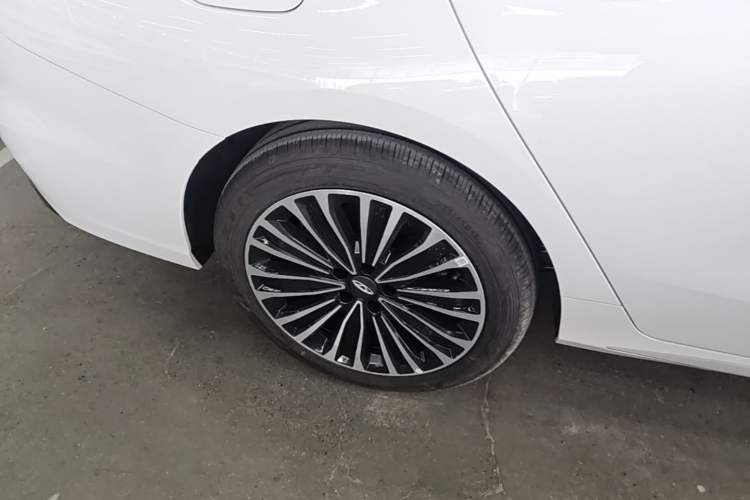 Used Chery Fengyun A8L 2025 1.5 TGDI 145 km Luxury Version Right Rear Wheel Hub