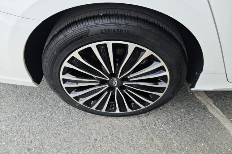 Used Chery Fengyun A8L 2025 1.5 TGDI 145 km Luxury Version Right Rear Wheel Hub