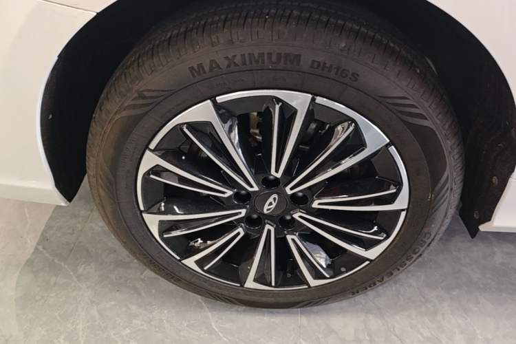 Used Chery Fengyun A8L 2025 1.5L 70km Standard Version Right Rear Wheel Hub