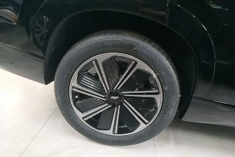 Used Chery Fengyun T10 2024 210 Luxury Edition Right Rear Wheel Hub