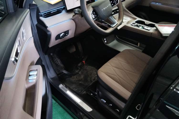 Used Chery Fengyun T8 2025 1.5T 130km Deluxe Version 5 Seats Interior 3