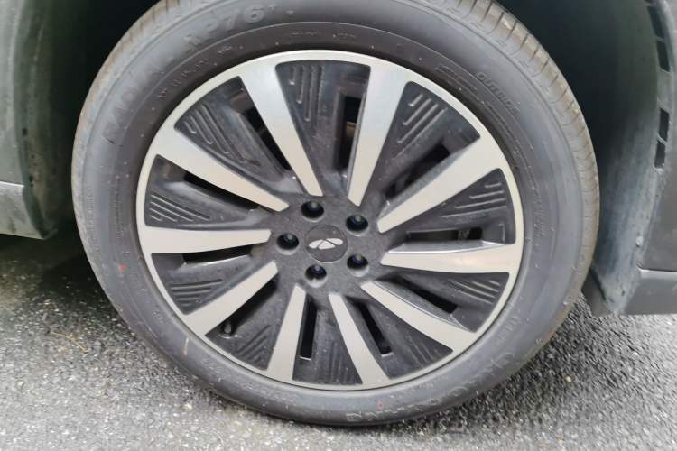 Used Chery Fengyun T8 2025 1.5T 130 km Luxury Edition 5-Seater Right Front Wheel Hub