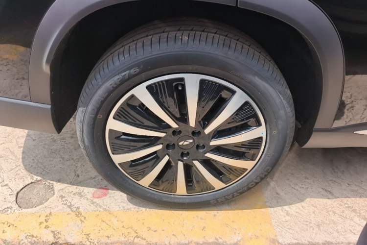 Used Chery Fengyun T8 2025 1.5T 130km Deluxe Version 5 Seats Right Rear Wheel Hub
