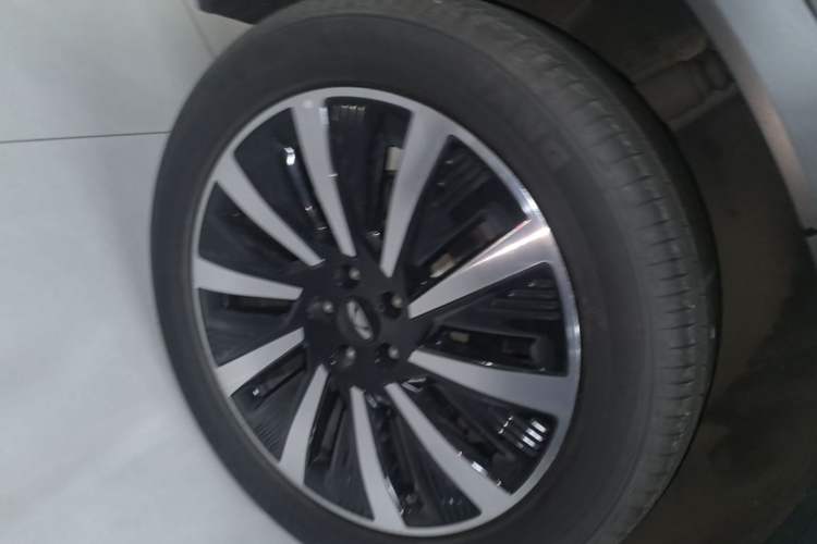 Used Chery Fengyun T8 2025 1.5T 130km Deluxe Version 5 Seats Right Rear Wheel Hub