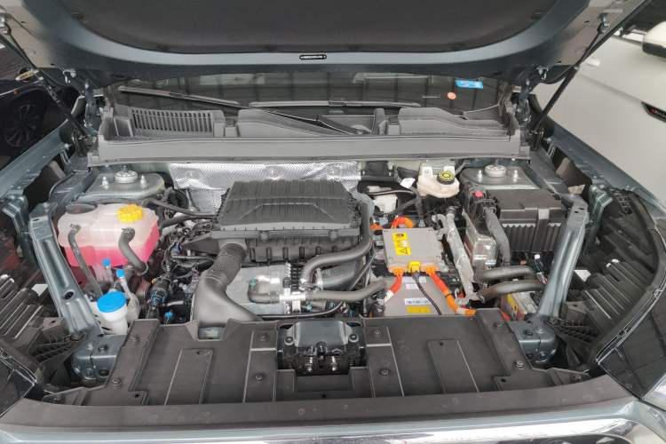Used Chery Fengyun T8 2025 1.5T 130 km Comfort Edition 5-Seater Engine Bay