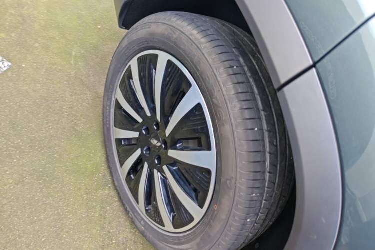 Used Chery Fengyun T8 2025 1.5T 130km Deluxe Version 5 Seats Right Rear Wheel Hub