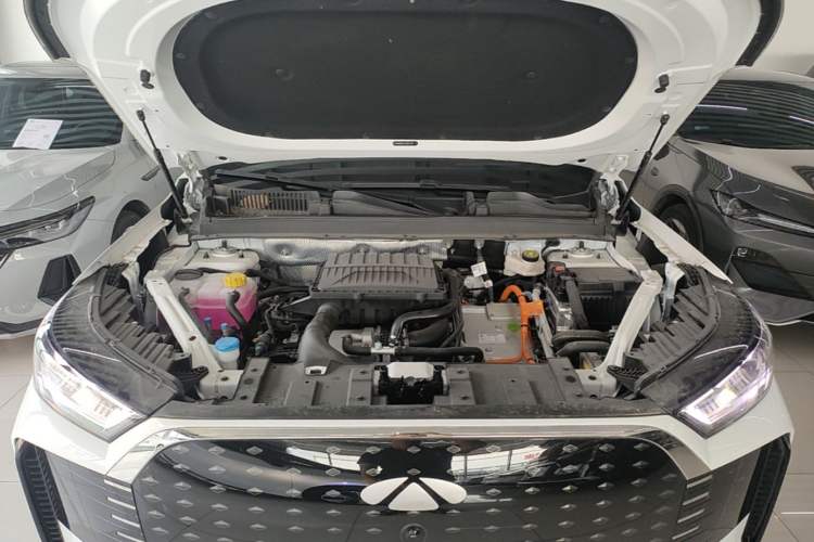 Used Chery Fengyun T8 2025 1.5T 130 km Luxury 7-Seater Engine Bay