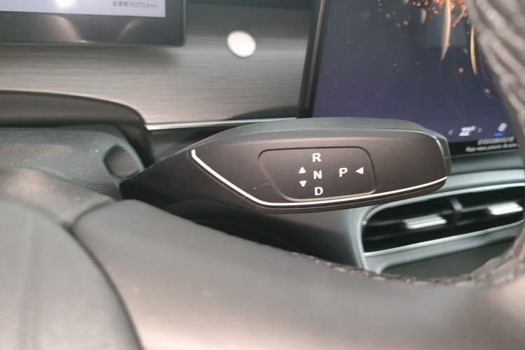 Used Chery Fengyun T8 2025 1.5T 130 km Luxury 7-Seater Gear Lever