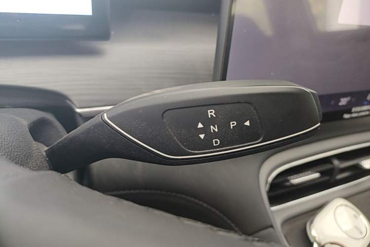 Used Chery Fengyun T8 2025 1.5T 130 km Comfort Edition 5-Seater Gear Lever