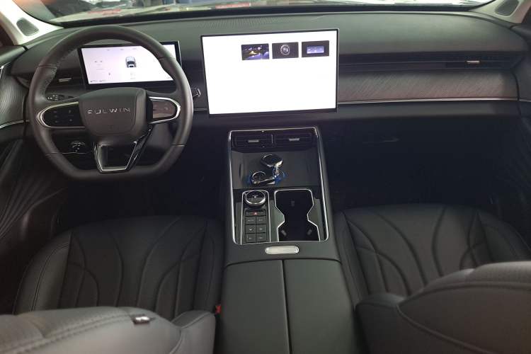 Used Chery Fengyun T9 2024 120 Long-Range Standard Version 5 Seats Lithium-NMC Battery Center Console