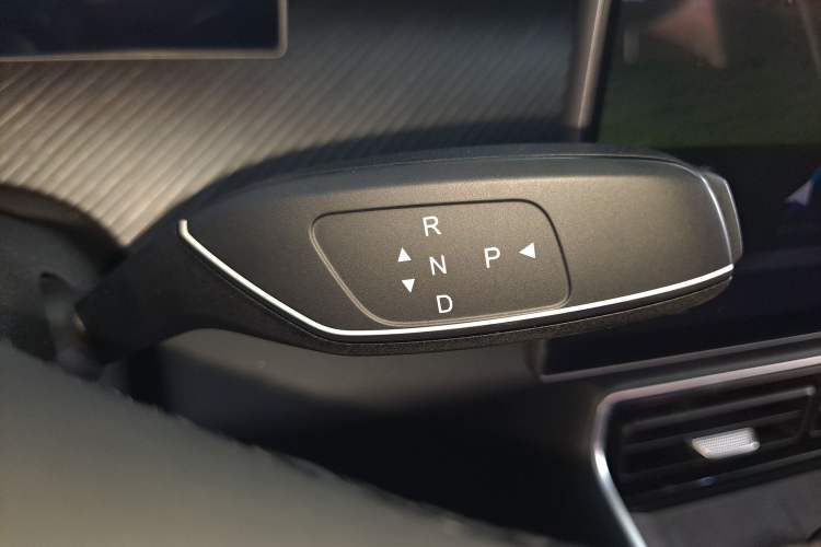 Used Chery Fengyun T9 2024 120 Long-Range Standard Version 5 Seats Lithium-NMC Battery Gear Lever