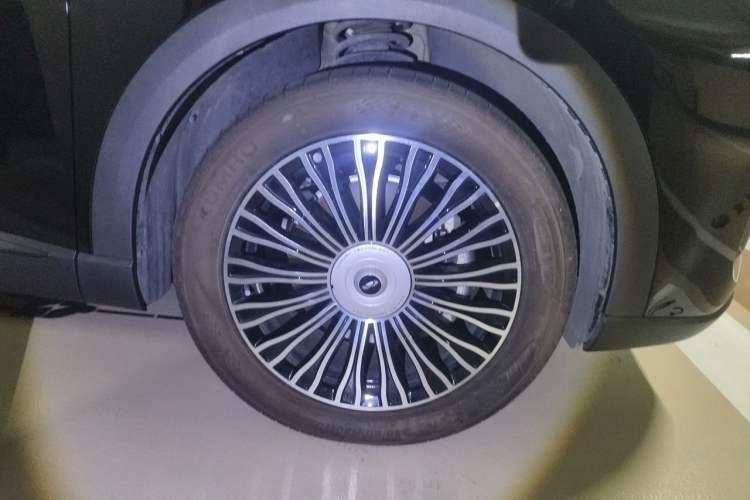 Used Chery Fengyun T9 2024 120 Long-Range Luxury Version 7 Seats Lithium Iron Phosphate Right Front Wheel Hub