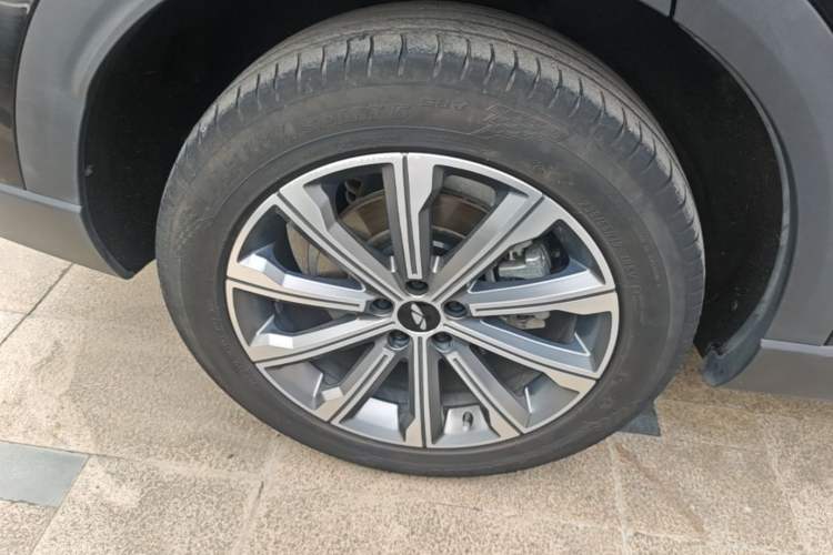 Used Chery Fengyun T9 2024 120 Long-Range Comfort Version 7-Seater Lithium-Ion Battery Right Rear Wheel Hub
