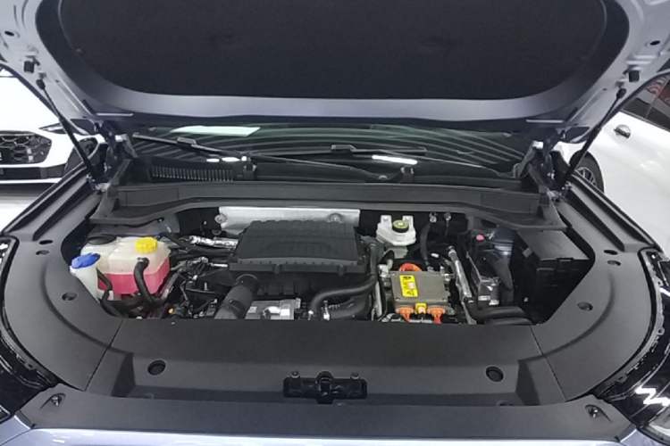 Used Chery Fengyun T9 2024 120 Long-Range Flagship Version 7 Seats Ternary Lithium Engine Bay