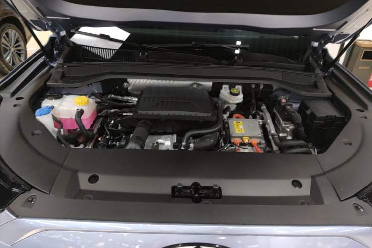 Used Chery Fengyun T9 2024 120 Long-Range Flagship Version 7 Seats Ternary Lithium Engine Bay