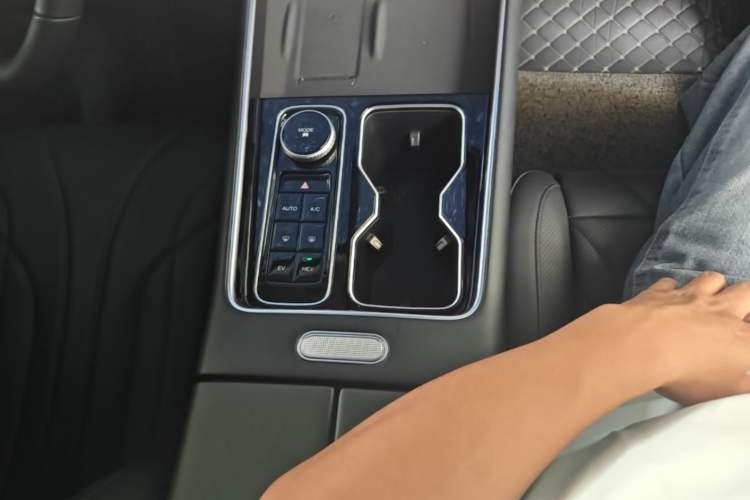 Used Chery Fengyun T9 2024 120 Long-Range Flagship Version 7 Seats Ternary Lithium Gear Lever